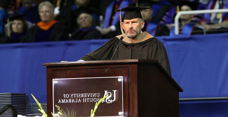 Retired Coast Guard Vice Admiral William "Dean" Lee's name was the first called Saturday as he led graduates from the College of Arts and Sciences to receive their degrees, 然后与美国总统克林顿握手. 托尼·沃尔德罗普. Lee graduated in 1979 but did not walk, "something I've always regretted."