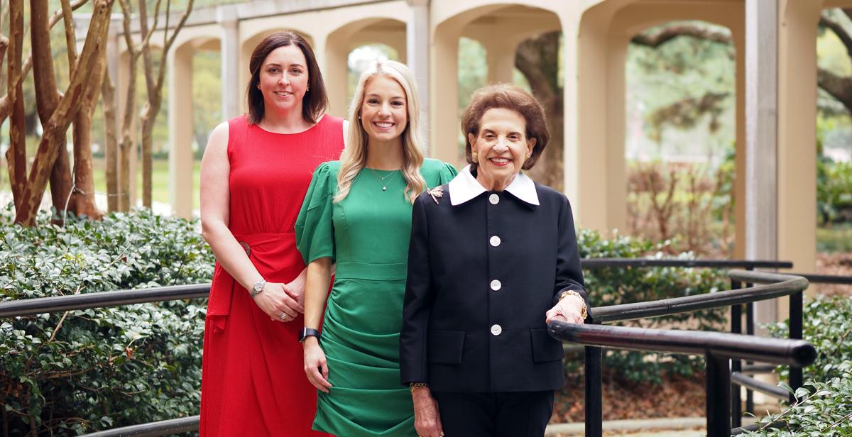 阿琳米切尔, 左, chair pro tempore of the 十大玩彩信誉平台 校董会; Camille Bonura, center, president of the Student Government Association; and Kim Lawkis, 美国全国校友会主席.