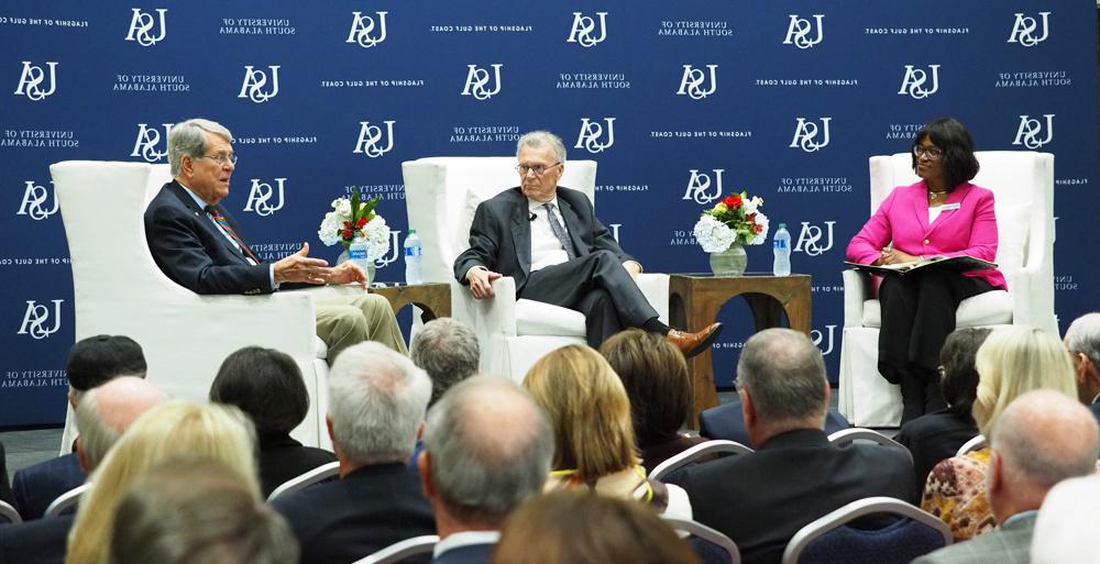 前参议院多数党领袖汤姆·达施勒, center, and Trent Lott discussed bipartisanship Irving Silver and Frances Grodsky Silver Endowed 总统ial Lecture in the 麦昆校友中心.